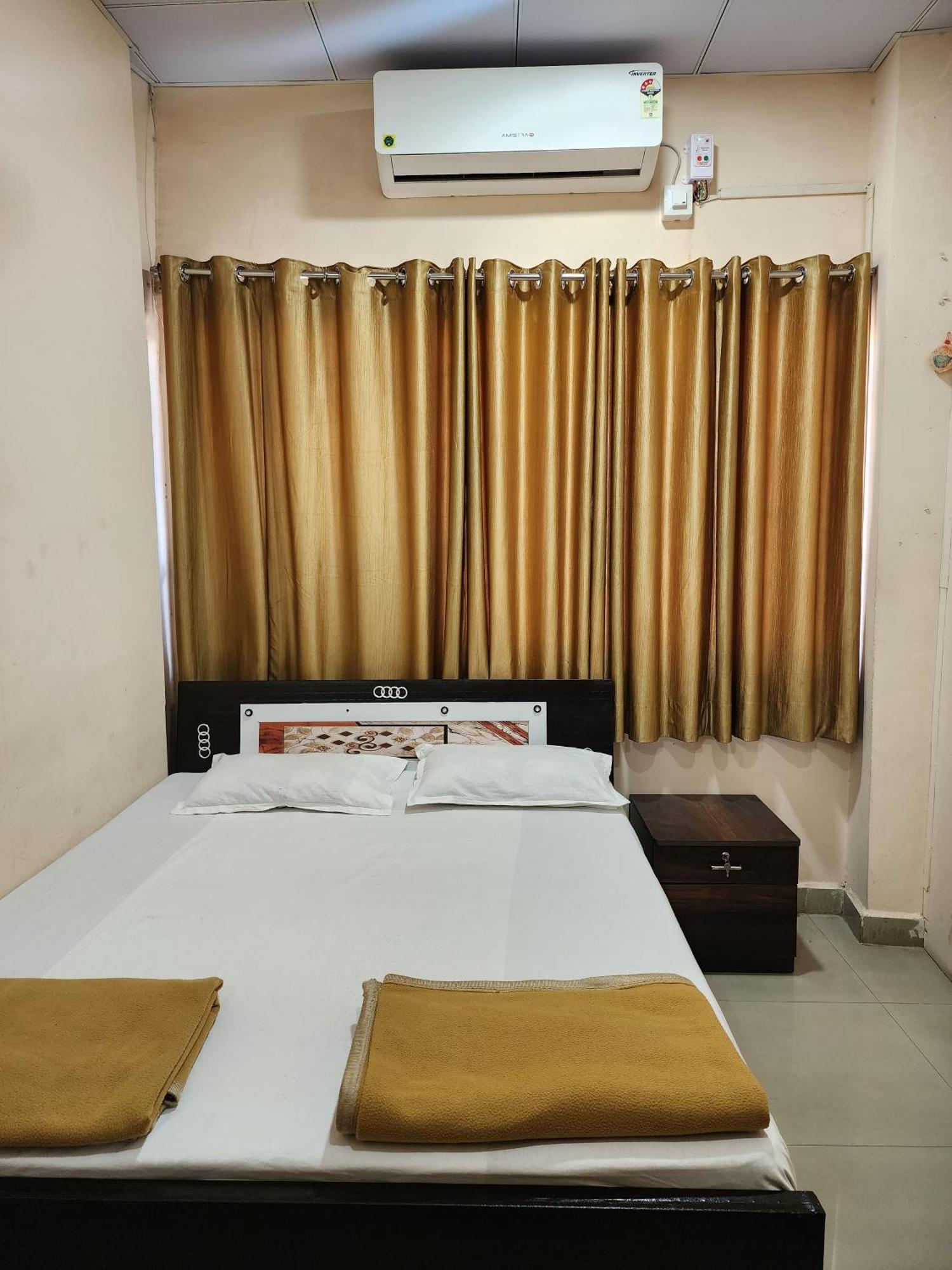 Hotel Diamond Ac Dormitory And Guest House Surat Bagian luar foto