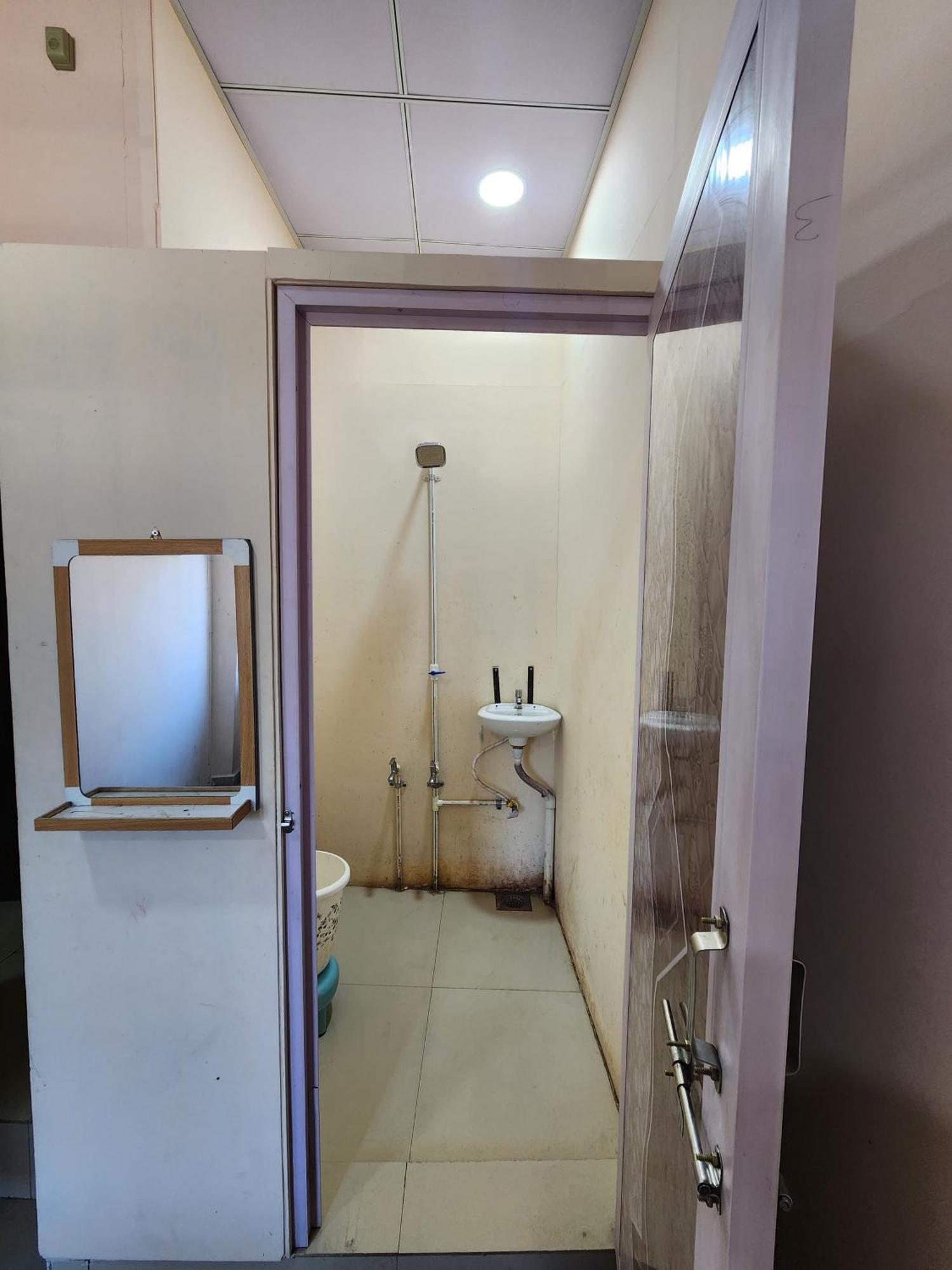 Hotel Diamond Ac Dormitory And Guest House Surat Bagian luar foto