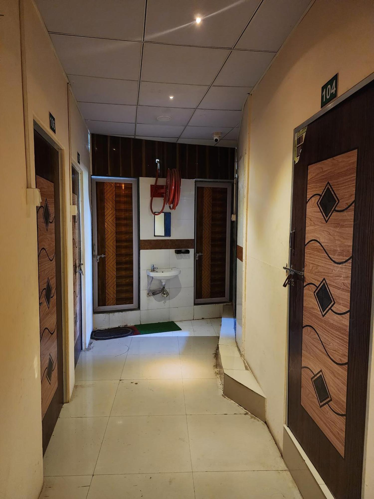 Hotel Diamond Ac Dormitory And Guest House Surat Bagian luar foto