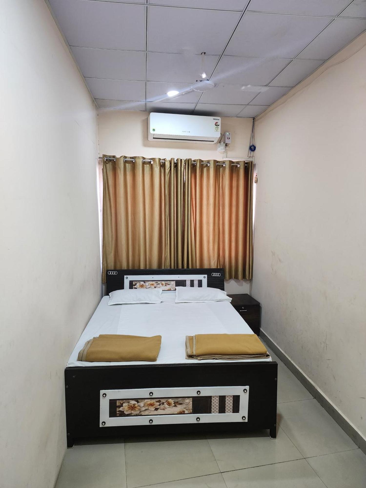 Hotel Diamond Ac Dormitory And Guest House Surat Bagian luar foto